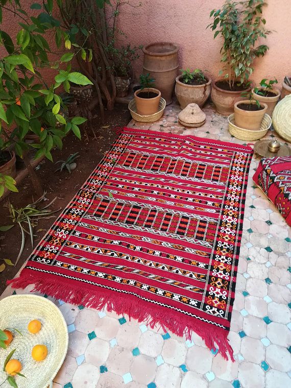 Tapis kilim rouge berbère